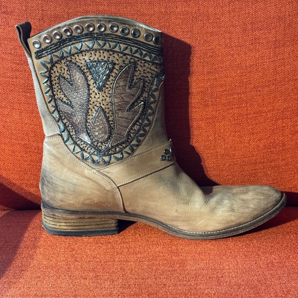 Embroidered Italian Leather Studded Western Boot in Tan Size 40 - Picture 15 of 16